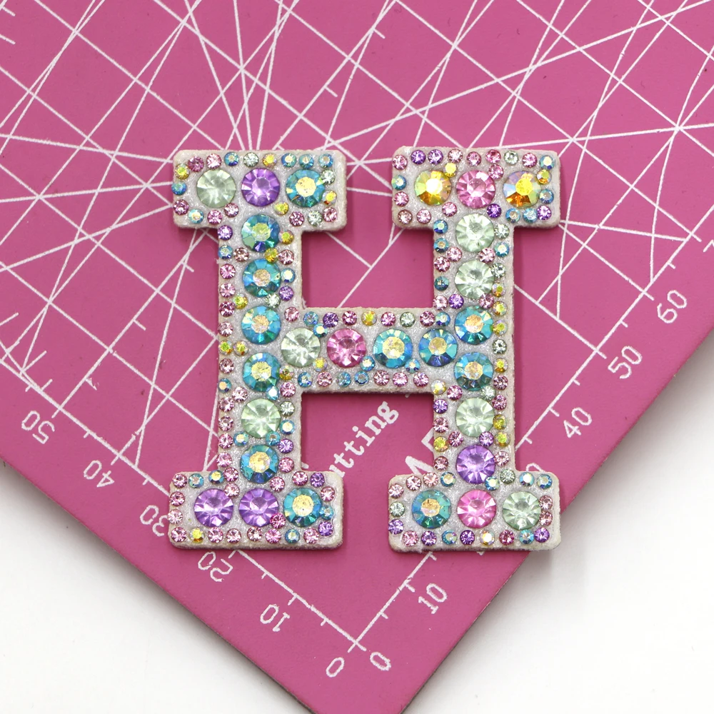 Neue 1 Stück A-Z Aufbügelbare Bunte Strass-Buchstaben-Patches für Kleidung Stickerei-Applikationen Kleidungsetiketten DIY-Zubehör – Detail 8