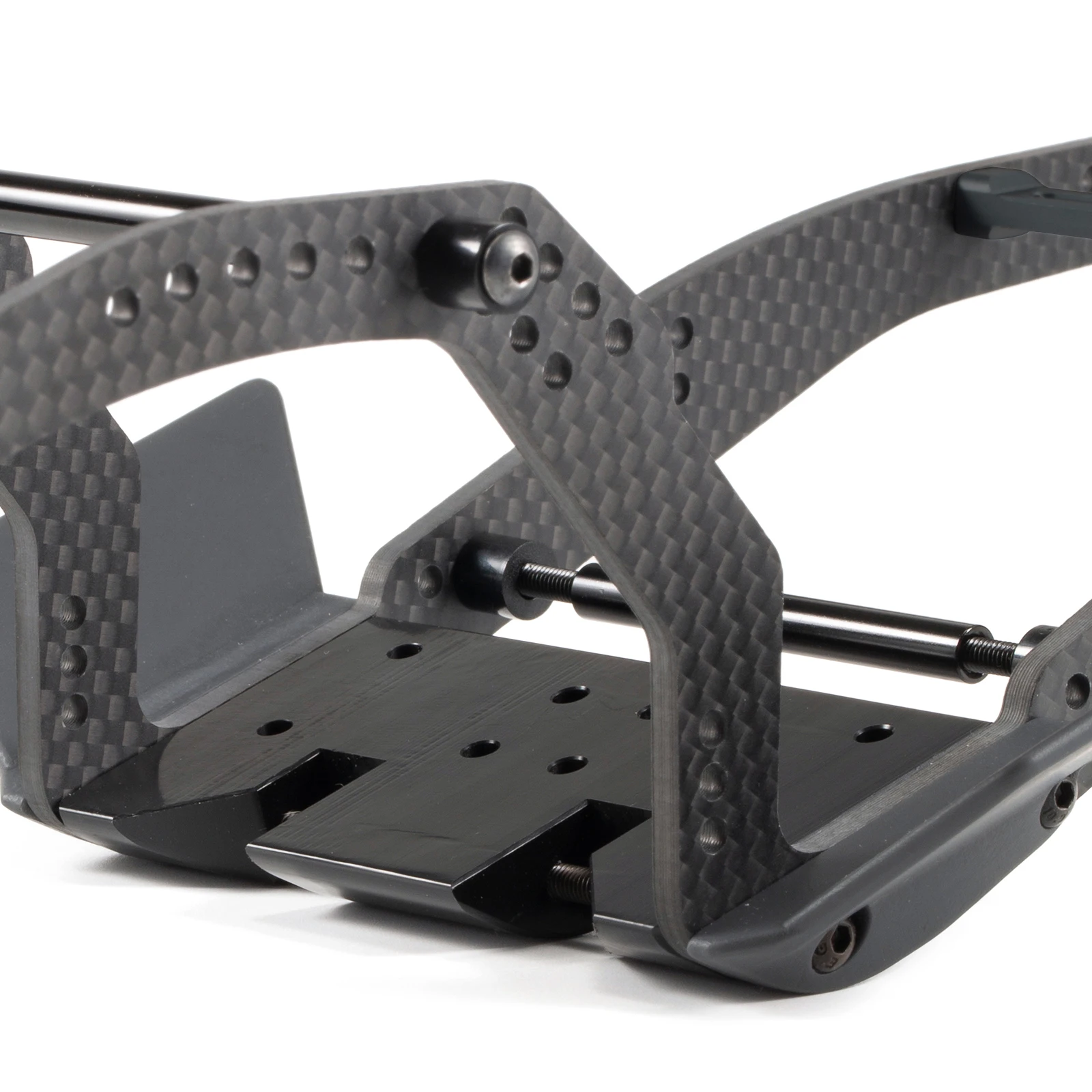 Détail des liaisons en fibre de carbone sur le châssis LCG haute clearance pour RC crawler 1/10
