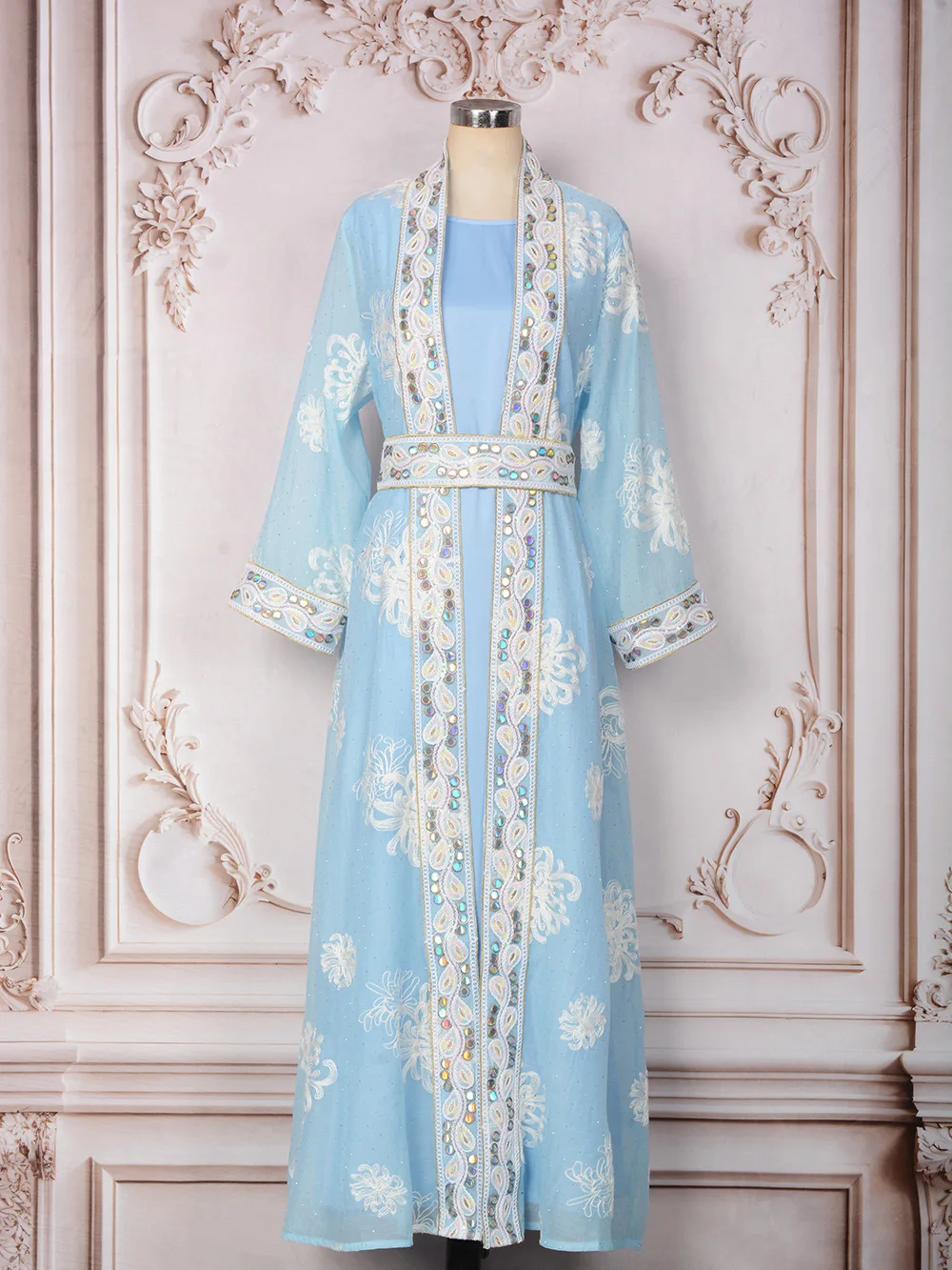 جلابية طويلة بتفاصيل مطرزة وحزام أنيق