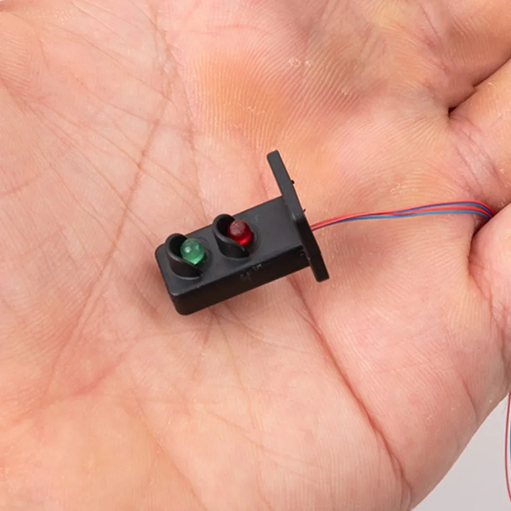 5 Pcs Lamp Posts OO HO Gauge 20mm LEDs Made Green/Red Dwarf Signals 2 Aspects Model Train Scenery Or Street Layout Accessories