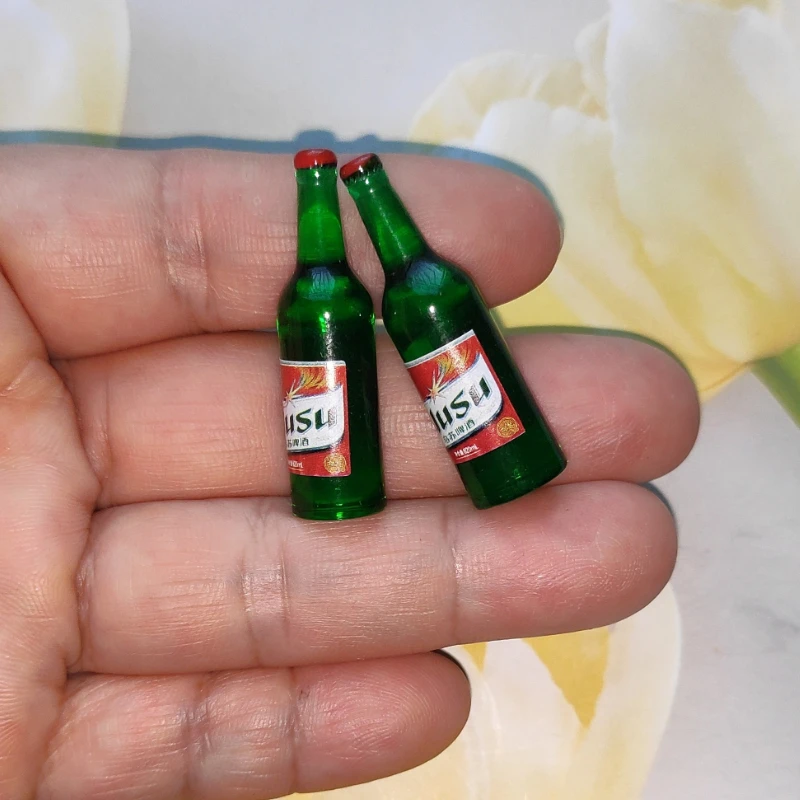 thumbnail image 1 of Mini botella de cerveza con alcohol, colgante de resina para cóctel, accesorio fotográfico en miniatura, adorno de joyería para teléfono de boda, regalos de fiesta, 1 of 5