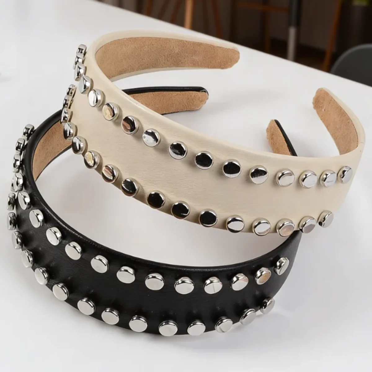Nietenverzierte Leder-Stirnbänder für Frauen, Punk-Metall-Nieten-Haarreifen, Vintage Breite Haaraccessoires für Tägliche Streetwear und Partys – Detail 3