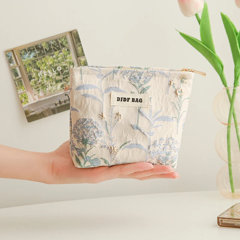 Elegant White Daisy Embroidered Women's Makeup and Accessory Bag
