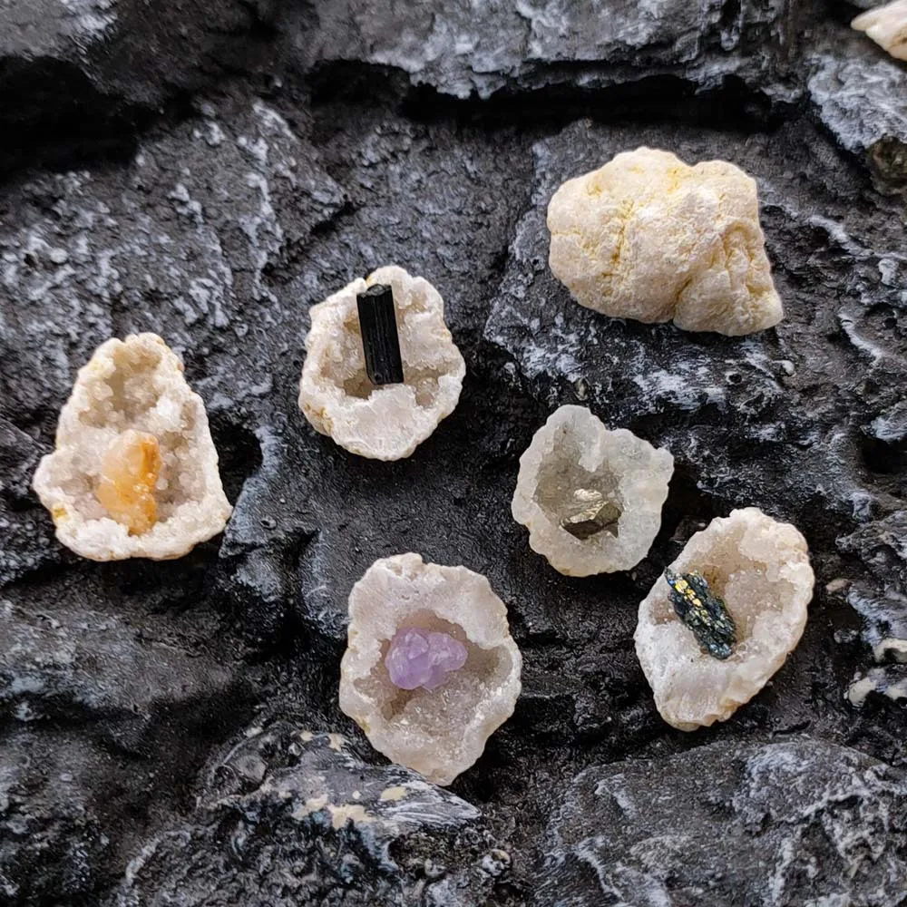 

Reiki Ore Natural Agate Geode Inlaid Amethyst Pyrite Tourmaline Raw Stone Study Office Small Ornaments Soft Decoration Crafts