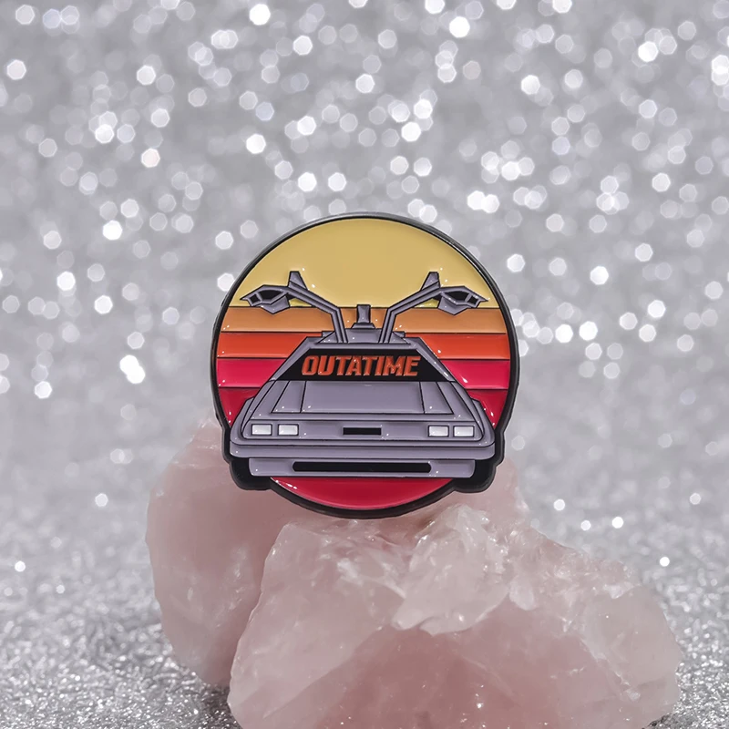 Science Fiction Film Serie Emaille Pin Retro Graffiti Auto Outatime 88MPH Brosche Revers Abzeichen Abenteuer Komödie Schmuck Fans Geschenke – Detail 5