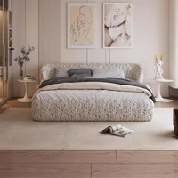 Les lits queen size offrent des cadres et des sommiers 180x200cm, parfaits pour les chambres de mariage, les dortoirs, les chambres doubles, et sont des meubles de chambre à coucher complets. 1