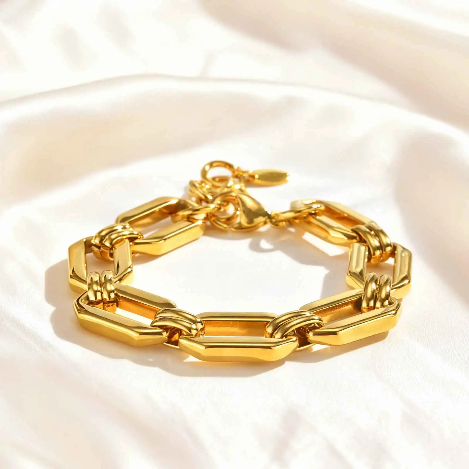 Minimalistisches Kettenarmband aus Edelstahl für Damen. 18 Karat vergoldeter, dicker, klobiger Armreif, wasserfester Modeschmuck – Detail 8