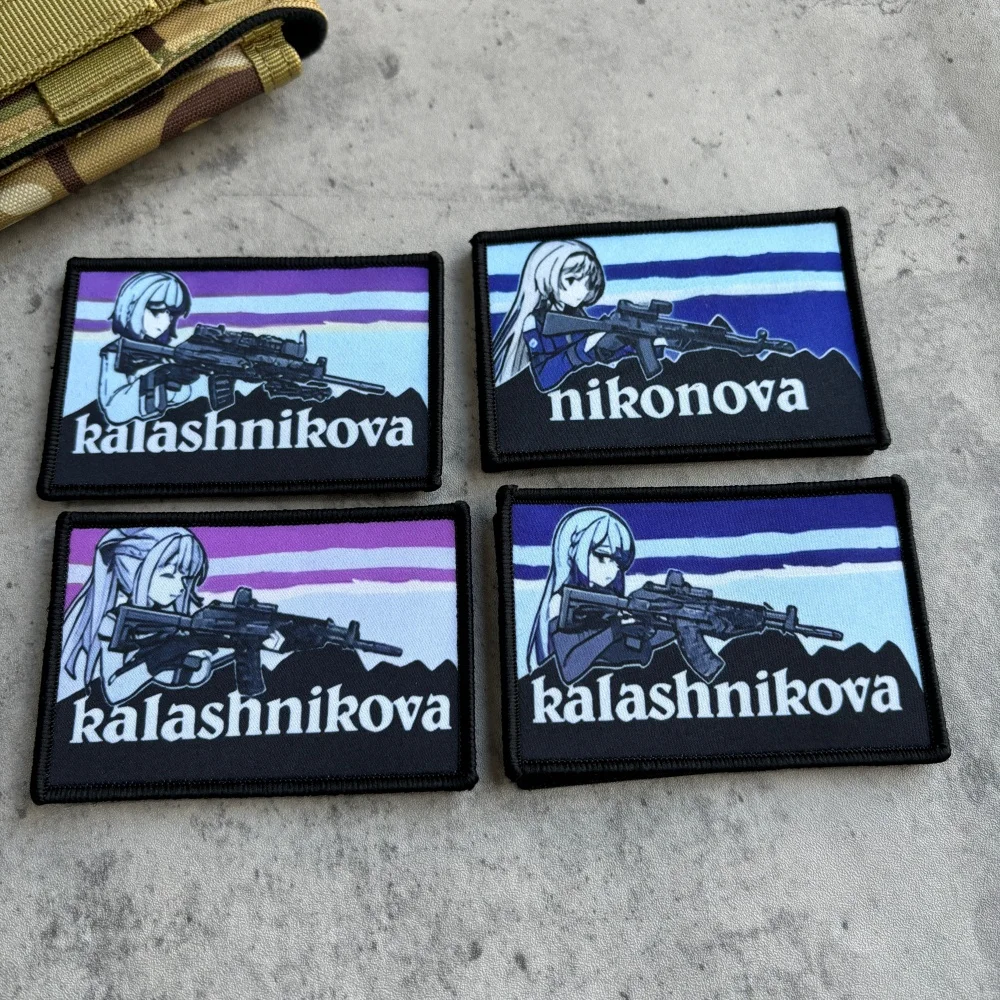 Anime Mädchen Taktische Patches Gun Mädchen Kalashnikova Haken & Schleife Meme Flagge Patch Militär Armee Moral Abzeichen Rucksack Aufkleber