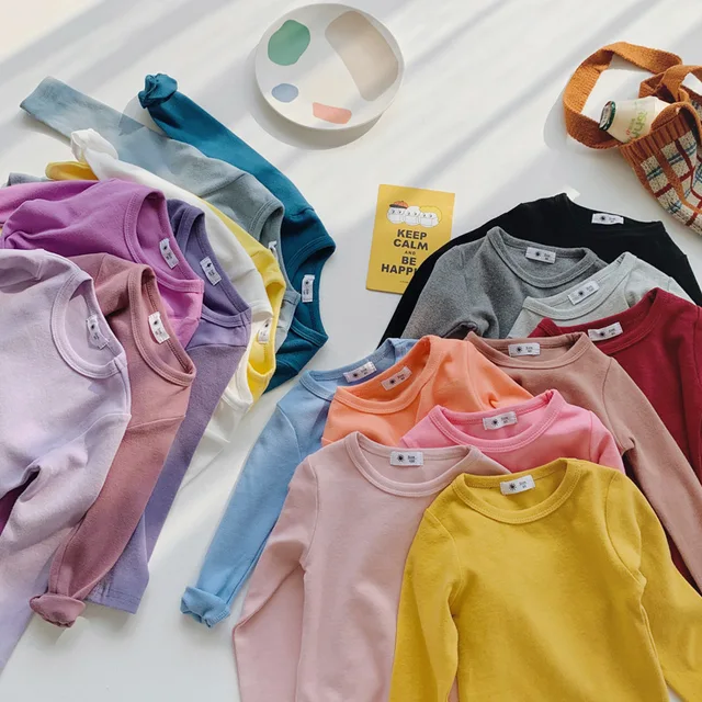 용수철 여아용 캐주얼 다용도 O넥 속옷, 긴팔 티셔츠는 고품질 면 소재로 제작된 세련되고 기능적인 티셔츠입니다.