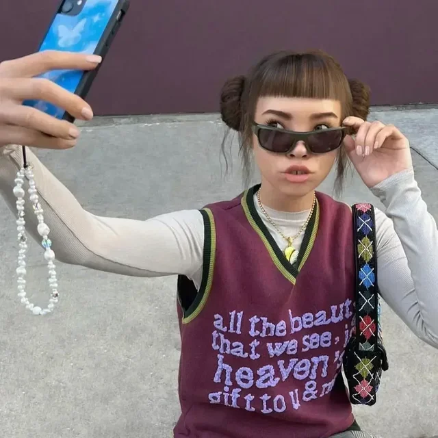 로맨틱한 파티 분위기에 어울리는 화이트 펄 휴대폰 체인