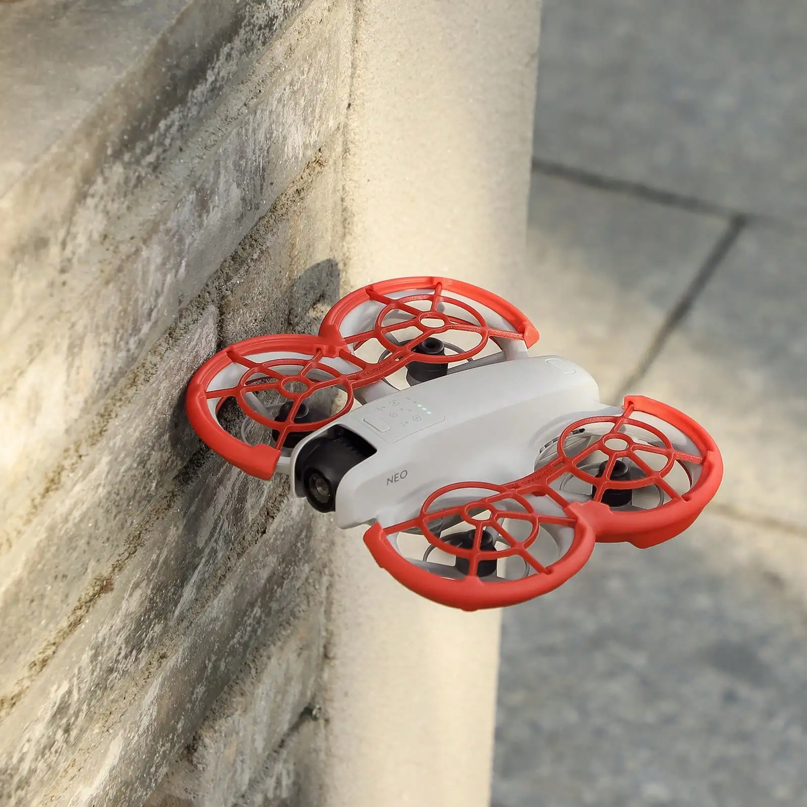 Protège-hélices noirs installés sur un DJI Mini 3 Pro, alliant sécurité et discrétion pour vos vols.