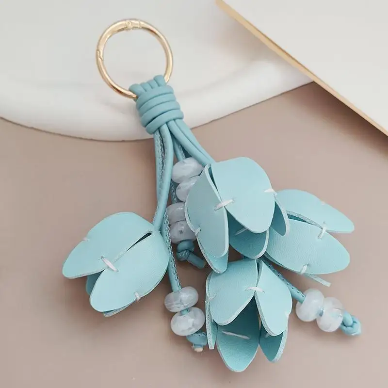 Trendiger Blumenanhänger aus PU-Leder, Handgefertigter Autoschlüsselanhänger, Modischer Kreativer Taschenanhänger, Taschenornament – Detail 3