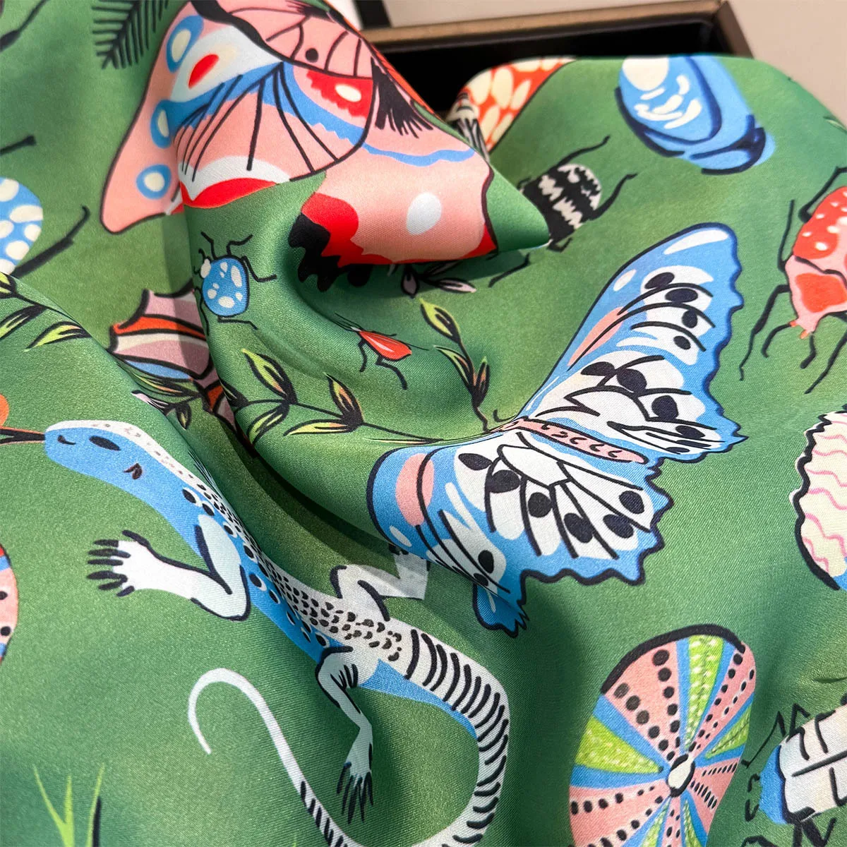 2026 Neue Seidenschals mit Schmetterlingsdruck für Damen, weiche Satin-Halstücher, modische Kopftücher, Hijab, Foulard, Bandana – Detail 8