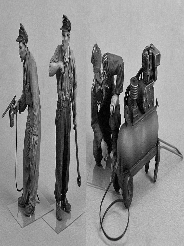 Unbemalter Bausatz 1/35 Panzerbesatzung mit Kompressor inklusive 3 Soldaten. Historischer Figuren-Harzbausatz