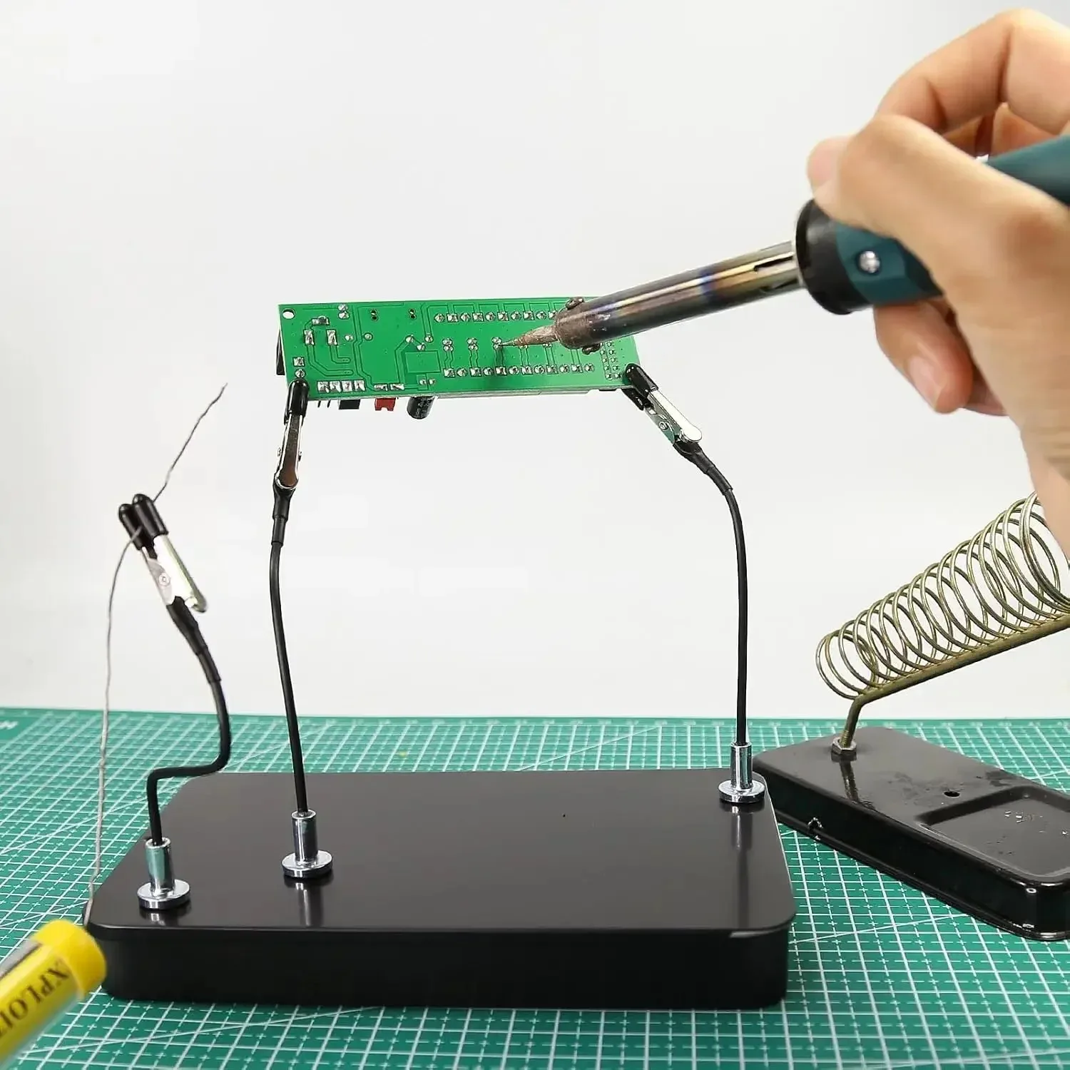 Pinces Crocodile Magnétiques Flexibles 12 pièces avec Boîte - Outils Modélisme