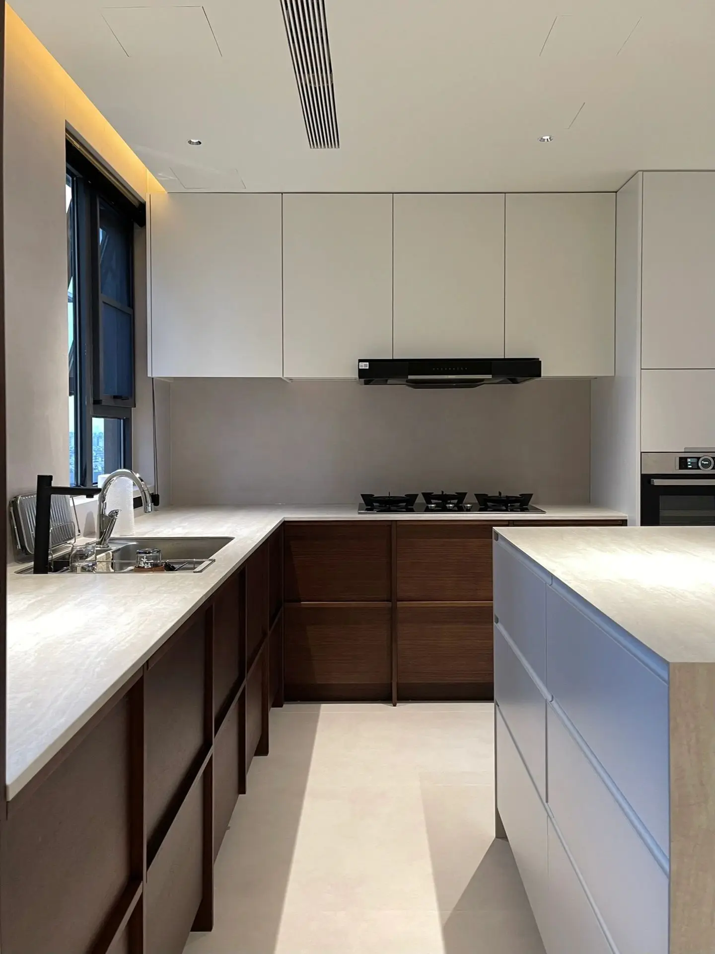 Armário de Cozinha de Melamina de Carvalho Europeu Moderno de Tamanho  Personalizado, Móveis de Cozinha a Preço de Atacado, image size:1440x1920