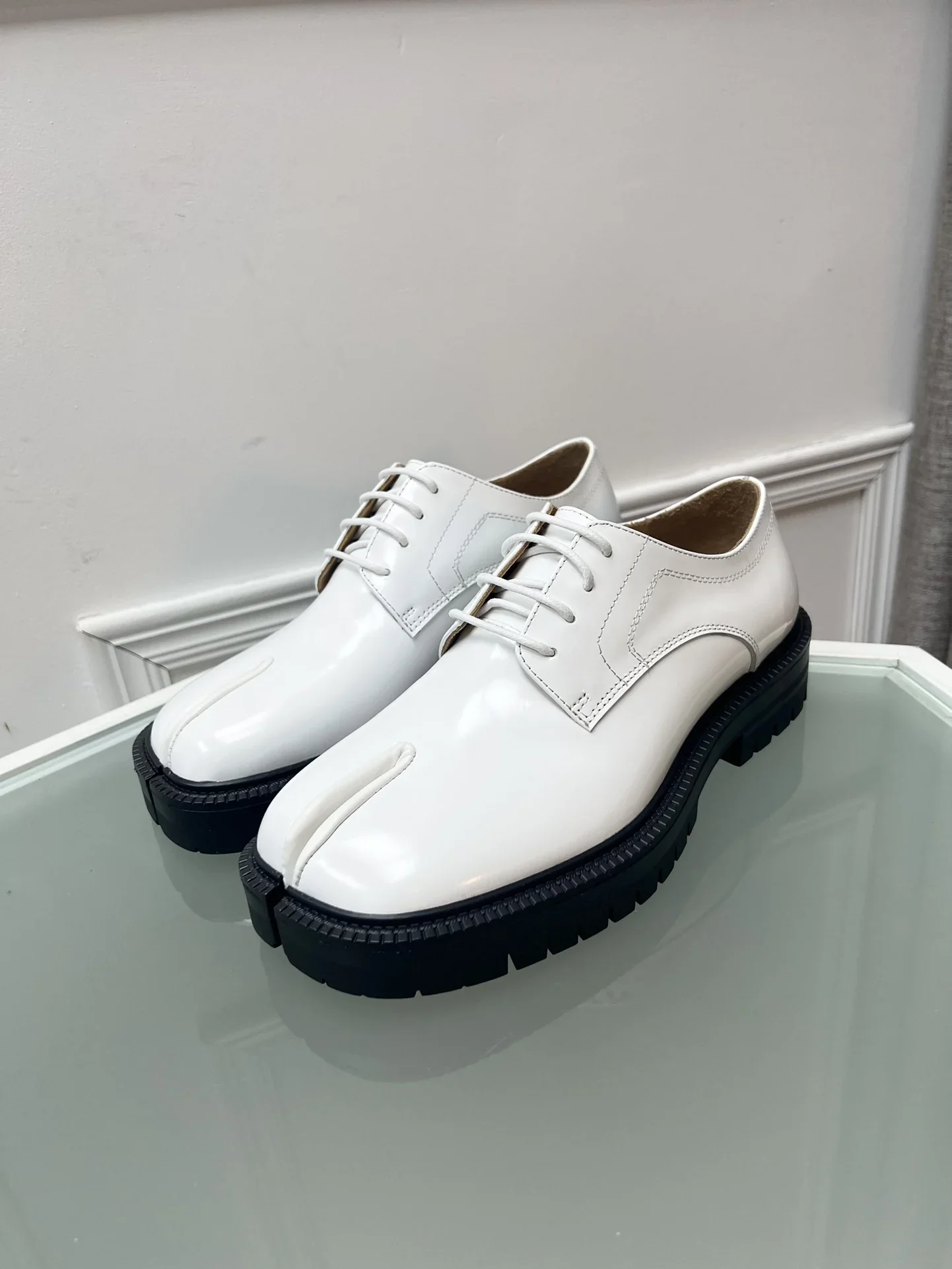 

2023 New Fashion Loafers Low Heel Slip New ashion Split Toe Shoes High Quality Real Leather Mm6 Woman Shoes on Women Shoes