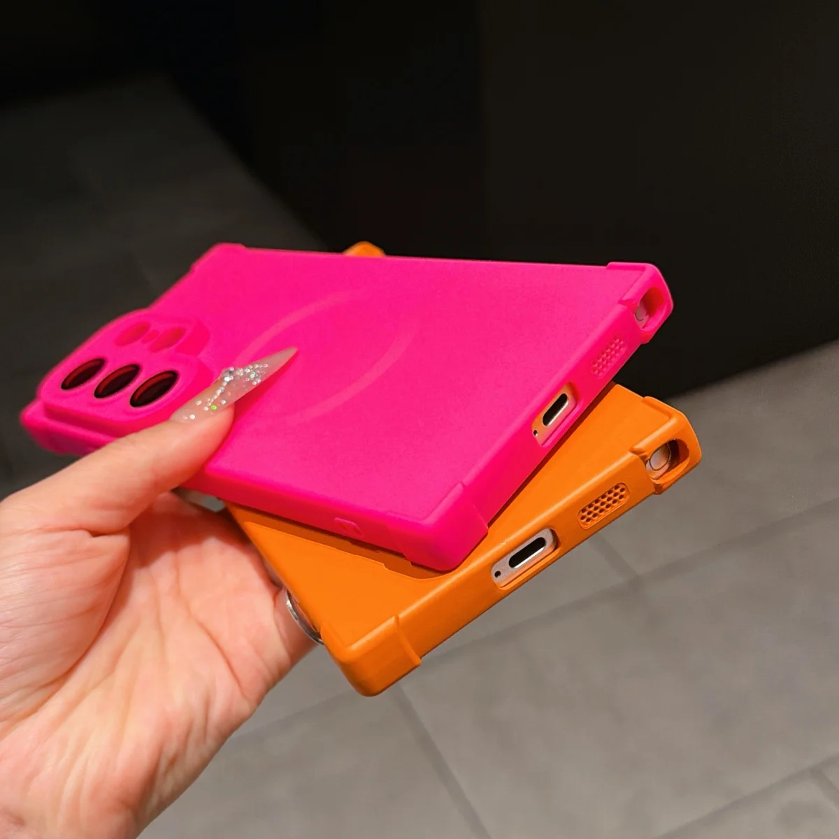 Right Angle Anti-Drop Soft Silicone Shockproof Phone Case with Lanyard and Magnetic Compatibility