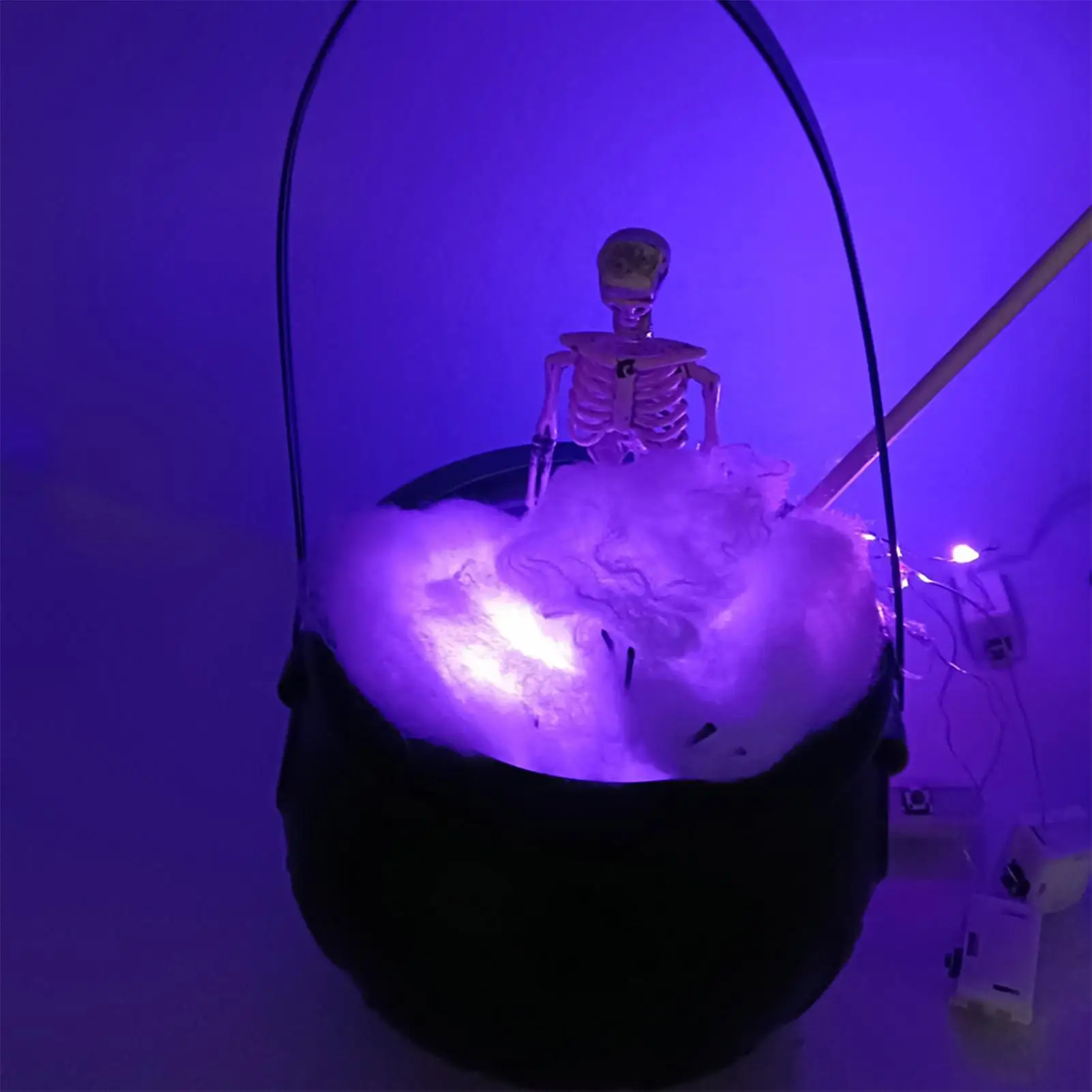 Großer Kessel, Halloween-Dekorationen mit Skelett und LED-Leuchten, schwarze Hexenschale, gruselige Requisiten für Kaminsims im Schreibtisch
