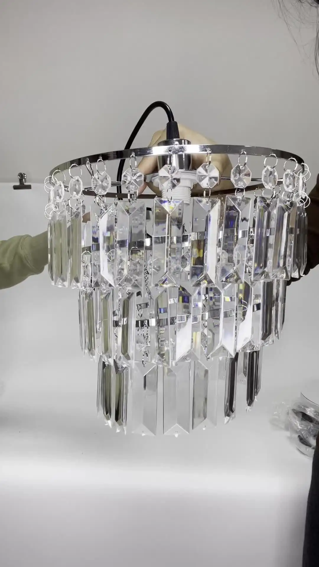 Abat-jour Lustre En Cristal Acrylique à 3 Niveaux - Effet Goutte Bijou - Cadre Chromé - Diamètre 23 Cm - Pour Ampoule E14/B22/E27