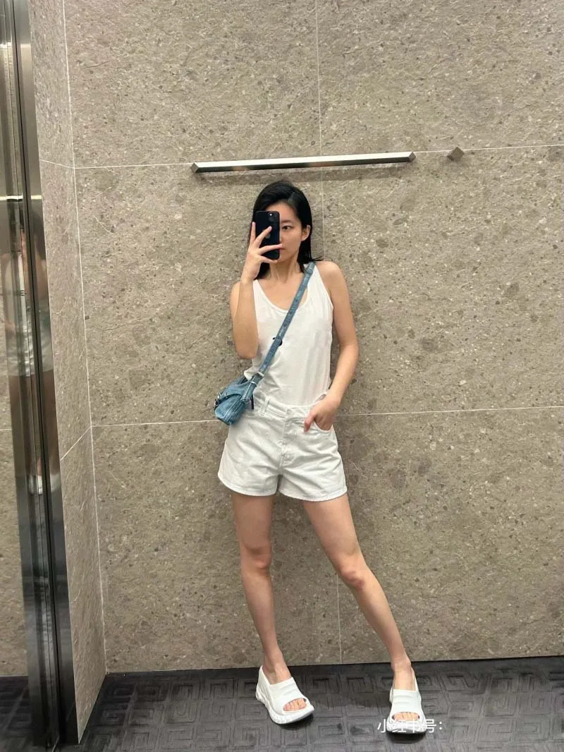 

Street punk motorcycle Y2K style fashionable and casual trend temperament versatile loose and slimming white jeans and shorts