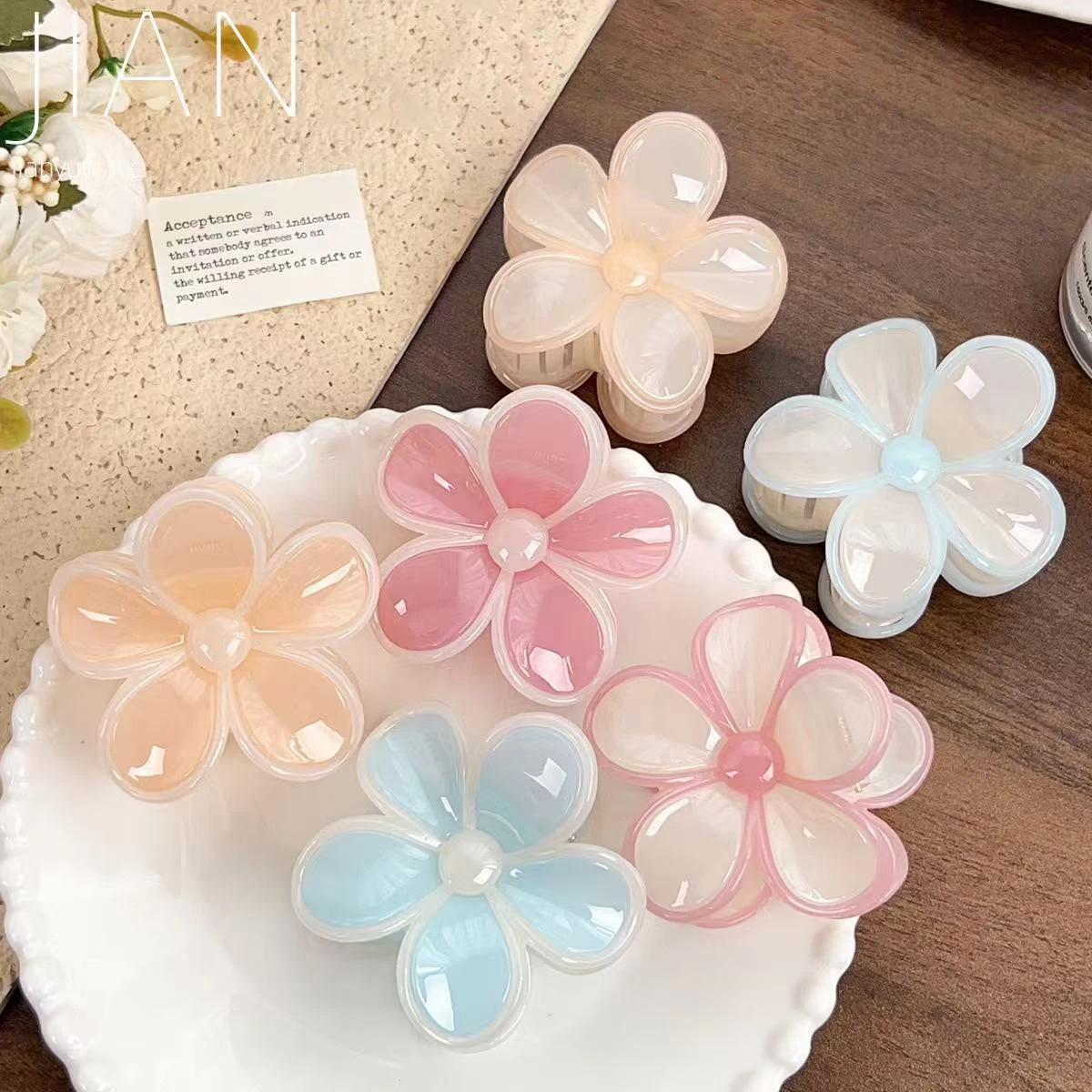 Sommerliche Frangipani-Haarspange in Jelly-Farben, Perlmuttfarbene Süße Mittlere Gesplißte Blumen-Haarnadel für den Hinterkopf, Haifischklammer