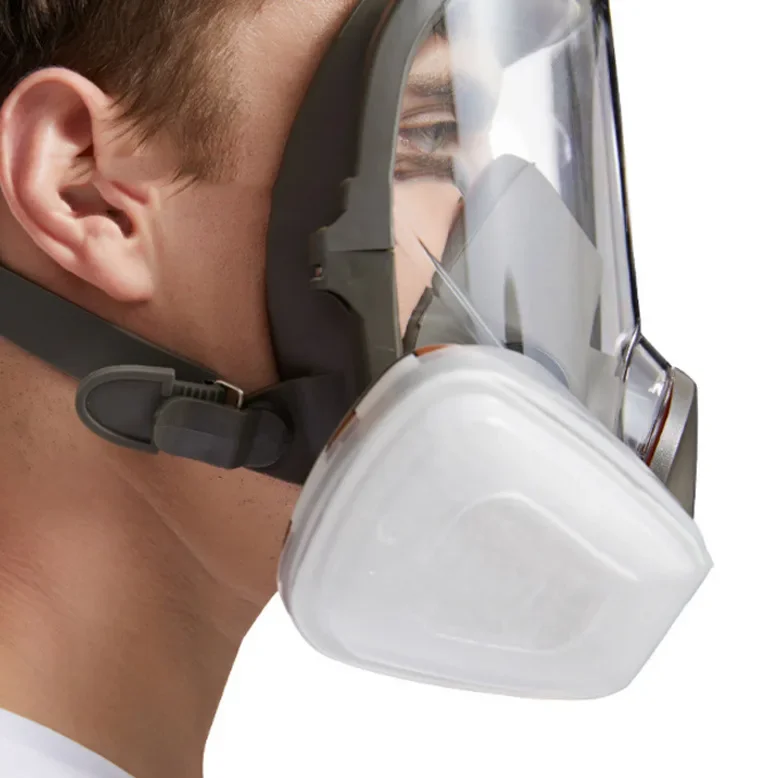 Filtres à charbon pour masque anti-odeurs, main tenant un filtre, montrant la taille et l'épaisseur.