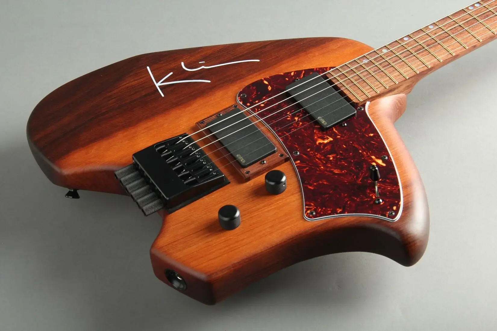 

Steve Klein Natural Headless Electric Guitar Red Pearl Pickguard, Tremolo Bridge, China EMG Pickups, Black Hardware