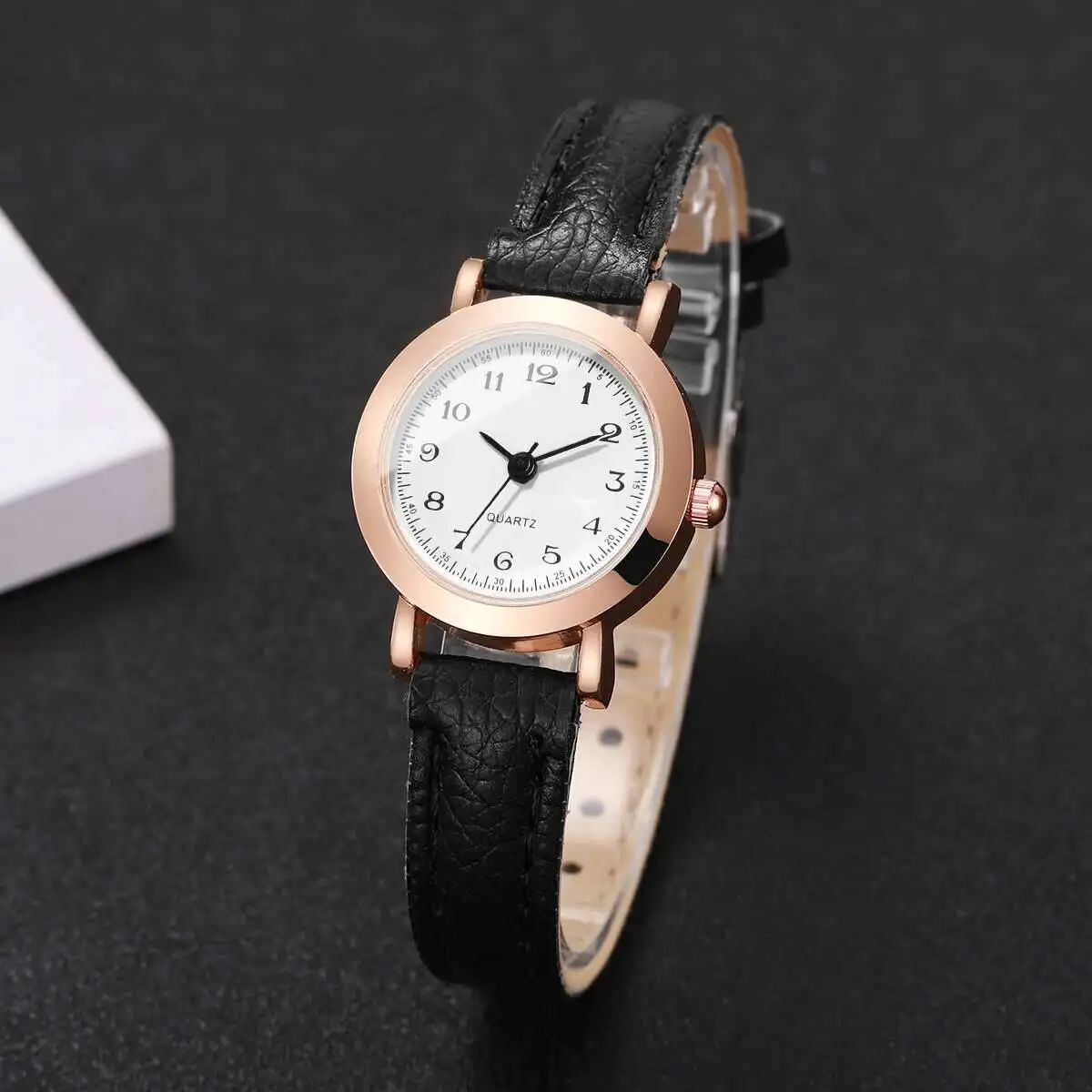 Detailansicht der arabischen Ziffern und des schlanken Gehäuses aus einer Legierung.