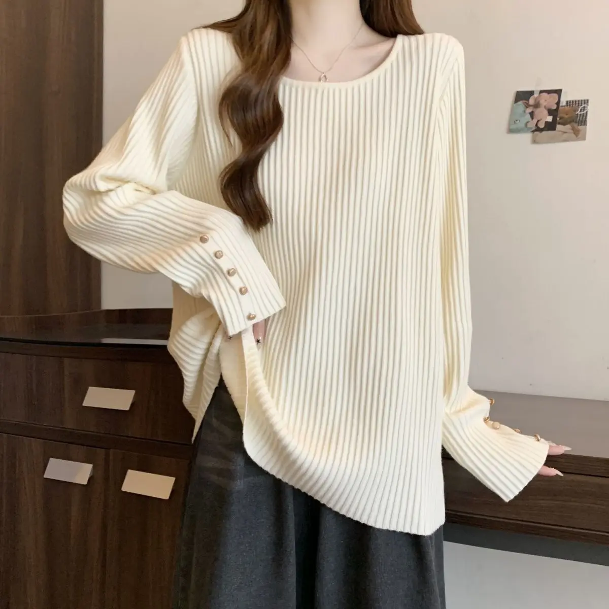 Pit Strip-Basisshirt mit quadratischem Kragen für Damen im Herbst und Winter. Neues, lockeres, schlankes und warmes Innenkleid mit unregelmäßigen langen Ärmeln – Detail 6