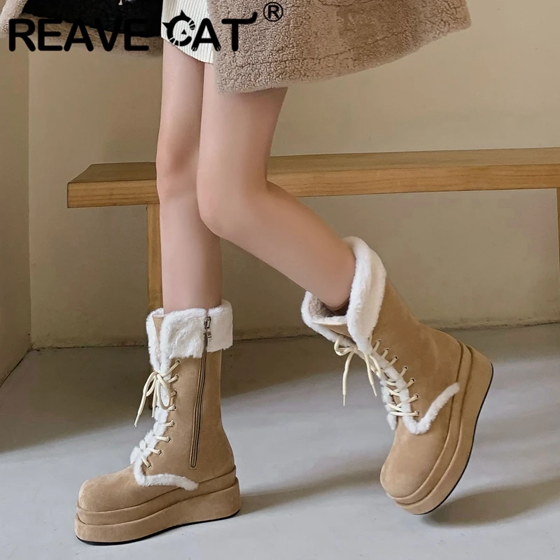 

Женские замшевые ботинки с круглым носком REAVE CAT, зимние теплые ботинки из флока на толстом каблуке 7 см и двойной платформе, сапоги до середины икры