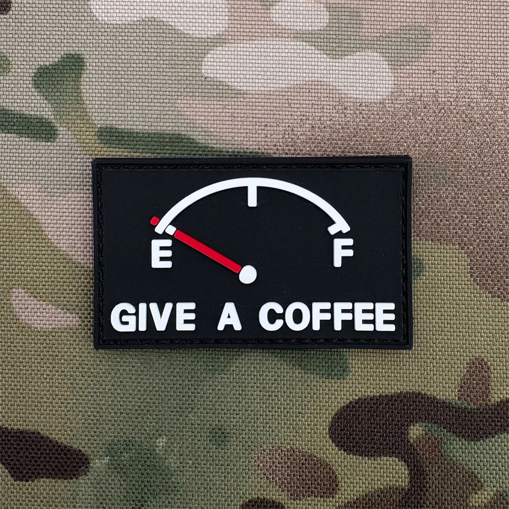 PVC 재질의 'Give Me a Cup of Coffee' 디자인의 야광 효과가 있는 사기 부여 패치 스티커, 팔찌, 배낭, 전술 조끼 및 의류 장식에 사용하기에 적합합니다. 부드러운 고무로 만든 자수 패치