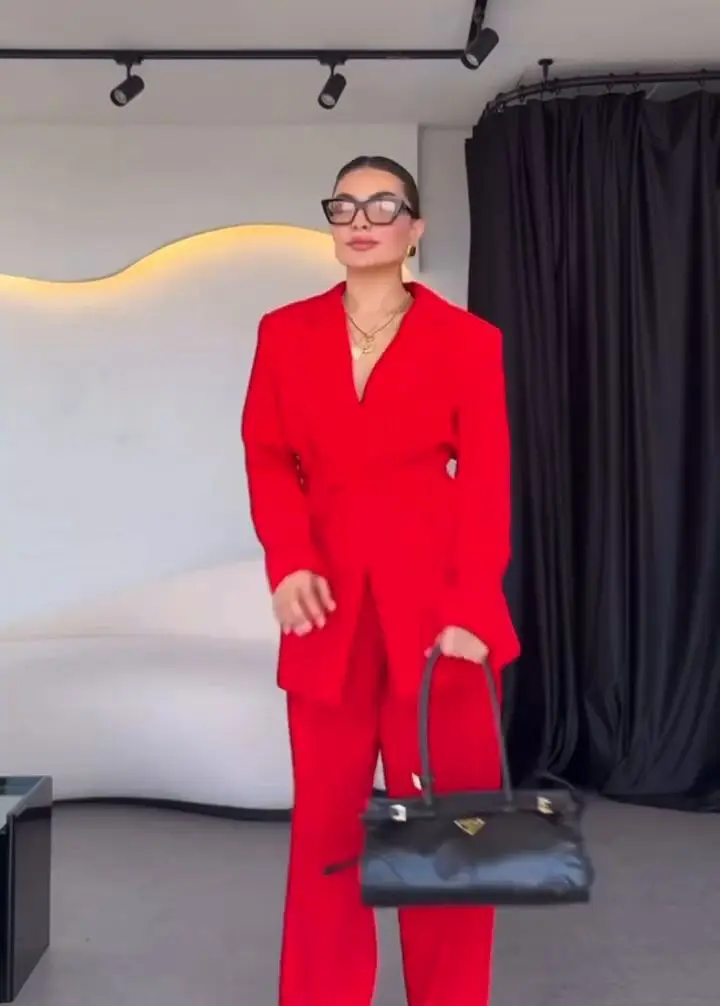 طقم بدلة نسائية أنيقة بلون واحد مع حزام وأكمام طوي...