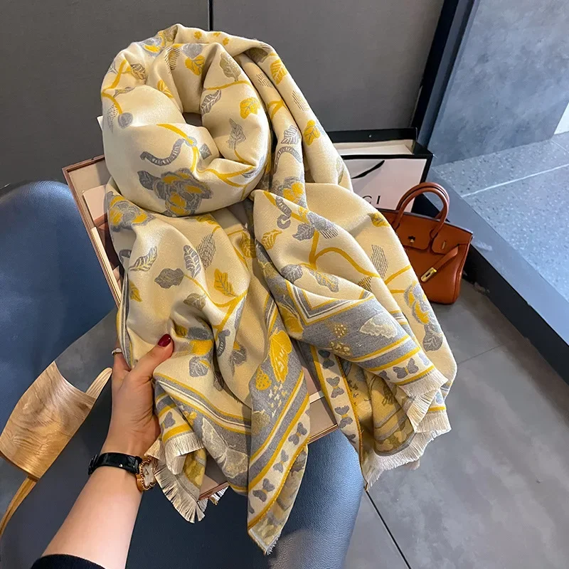 Рисунок 4 - Женская длинная шаль-бабочка с цветами