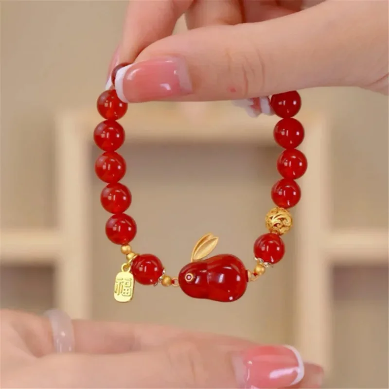 

Браслет с подвеской в виде кролика из натурального красного агата