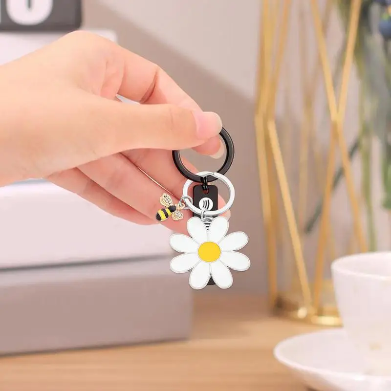 Cute White Daisy Keychain Enamel Crystal Bee Metal Keychains Pendant Purse Bag Decoration Women Girls Flower Charm Accessories 2