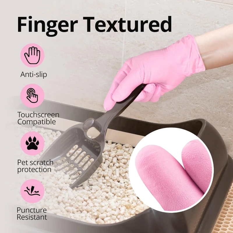 Gants nitrile jetables enfilés sur une main, ajustement serré au poignet.