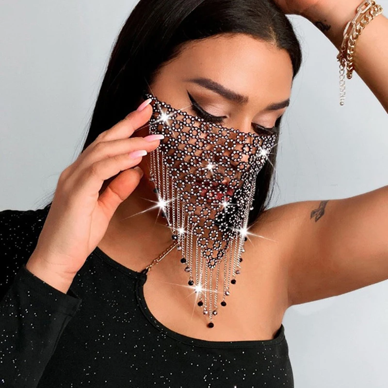 Masque réutilisable en tissu beige porté par une personne, montrant les attaches élastiques.