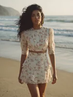 Ensemble 2 pièces sexy pour femme : haut court en mousseline à manches bulles et col rond, et mini-jupe superposée à imprimé floral – Collection été 2026 3