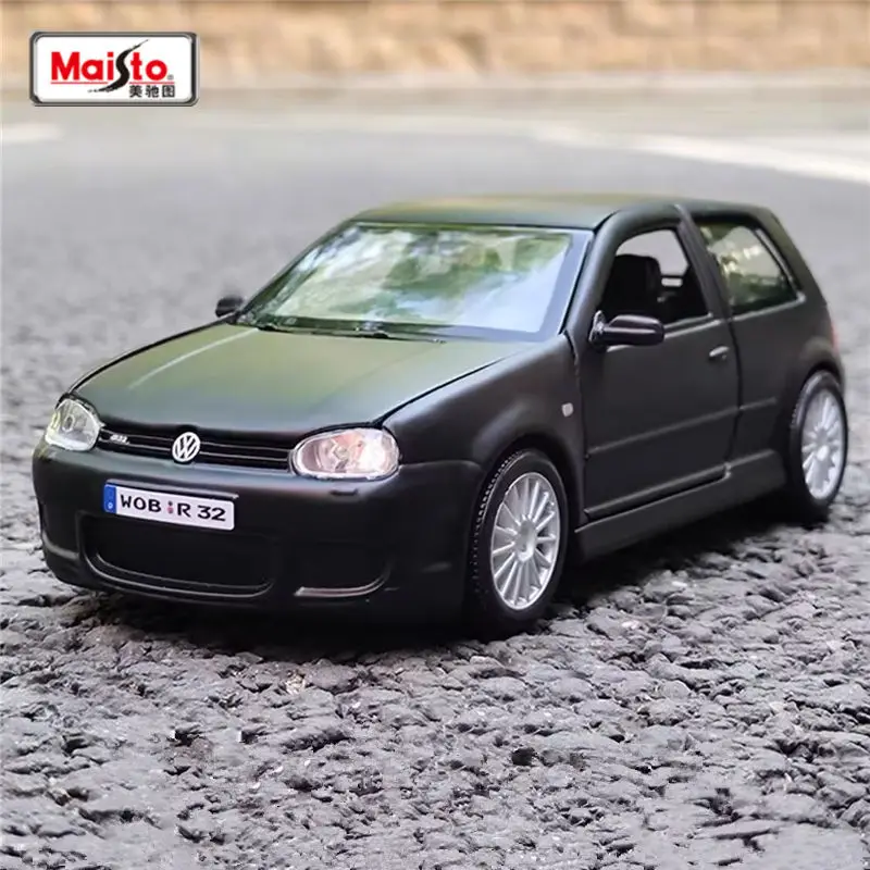 

Модель спортивного автомобиля Maisto 1:24 Volkswagen Golf R32 из сплава, модель литая металлической машины, модель коллекционной модели автомобиля, детская игрушка в подарок