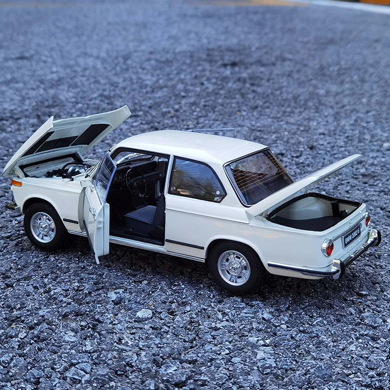 KYOSHO 1:18 for BMW 2002 tii alloy all-open car model