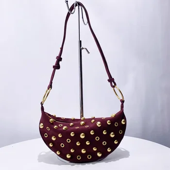 Borsa a tracolla con borchie di design Borsa a mezzaluna con rivetti 2025 Borsa sotto le ascelle in metallo da donna nuova Borsa a tracolla a pois con rivetti retrò di fascia alta 1
