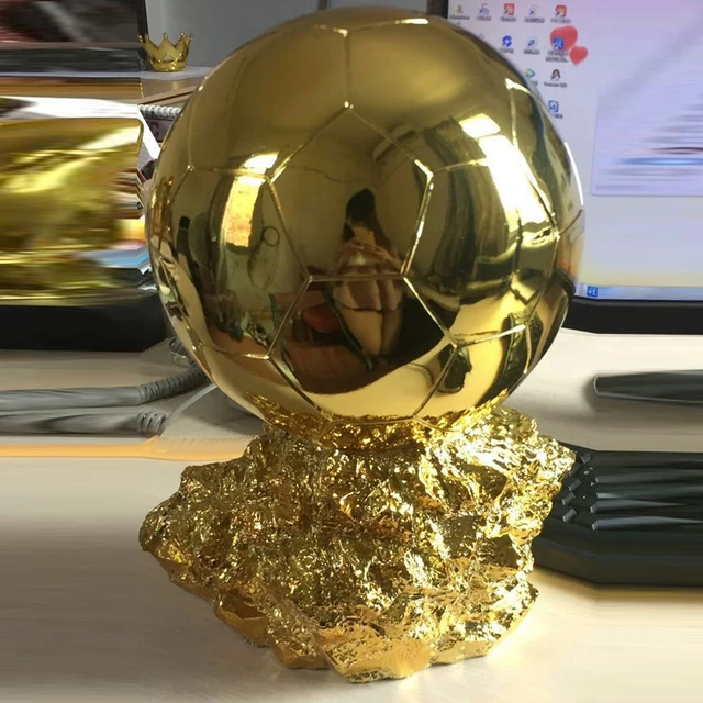 Cuánto pesa el trofeo del Balón de Oro, qué tamaño tiene y cuántos quilates?