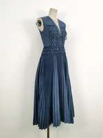 فستان دينم بطيات بلا أكمام للنساء ، رقبة في ، خصر مرتفع ، فساتين أنيقة نسائية ، لؤلؤ ، موضة ، صيف ، جديد ، ، 13DB1534 1