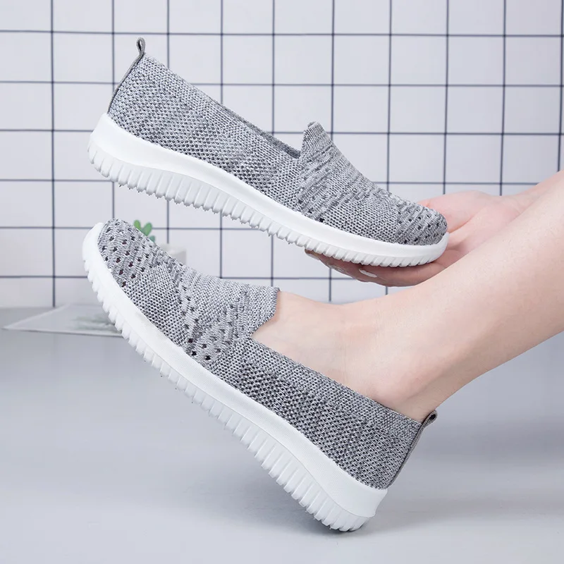 The Lefu shoes for middle-aged and elderly mothers have increased breathability and are available in sizes 42-44 for weight gain