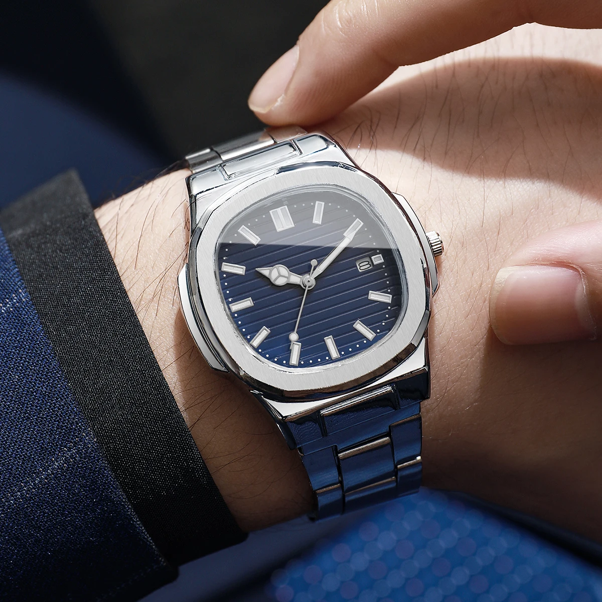 1pcs Men's Gift Watch Fashion Casual Square Scale Calendar Dial Trendy Handsome Quartz Watch ( Box not included)