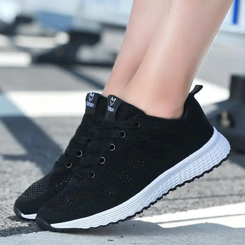

Новинка лета 2024, Легкие беговые кроссовки, женская спортивная обувь с мягкой подошвой, легкая дышащая повседневная модель