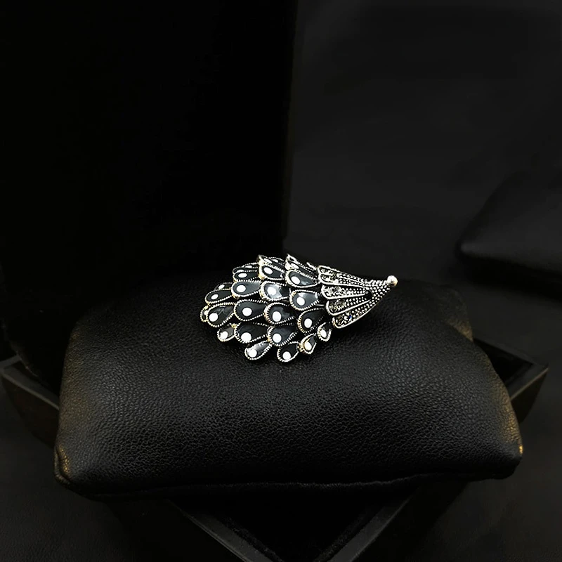 Cute Vivid Hedgehog Brooch Exquisite High-End Retro Animal Corsage Simple Men and Women Coats Pin Accessories Rhinestone Jewelry