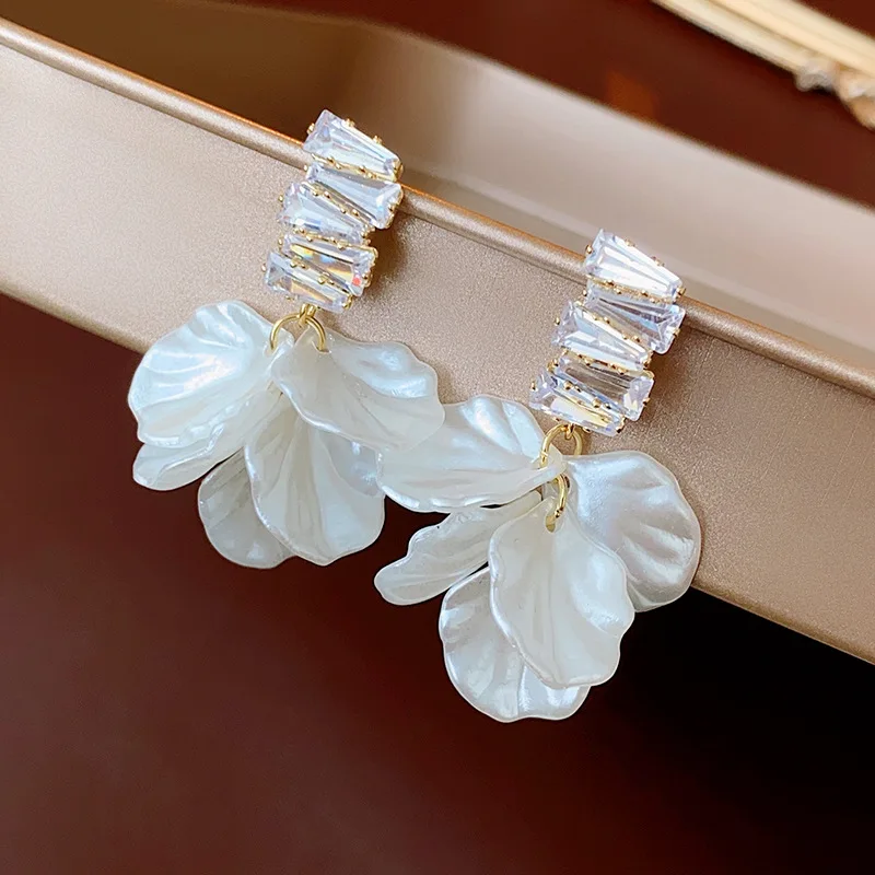 New Summer Zircon Shell Flower Tassel Pendant Stud EarringsFor Women Korean Fashion Design Elegant White Earrings Jewelry Gitfs