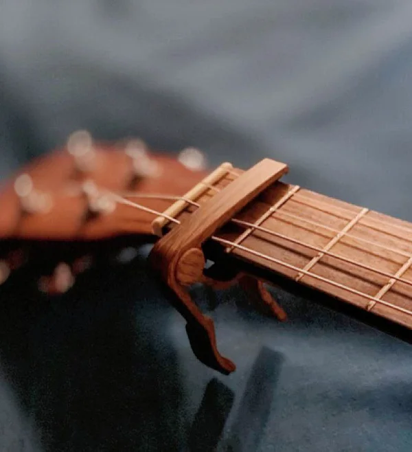 Description Picture 5 of itemMiwayer Guitar capo for 6 String Steel Acoustic and Electric Guitars with 4 Picks for Free